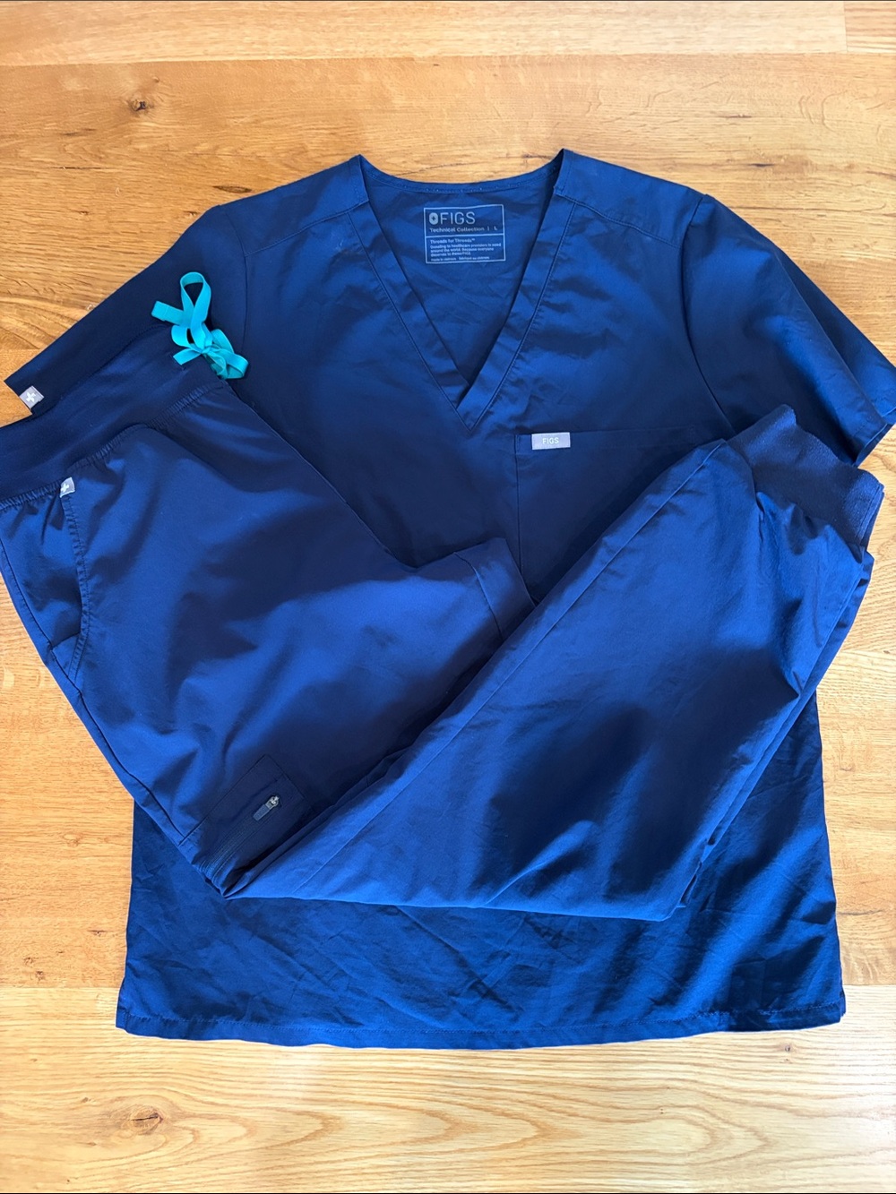 FIGS FREEx scrub set